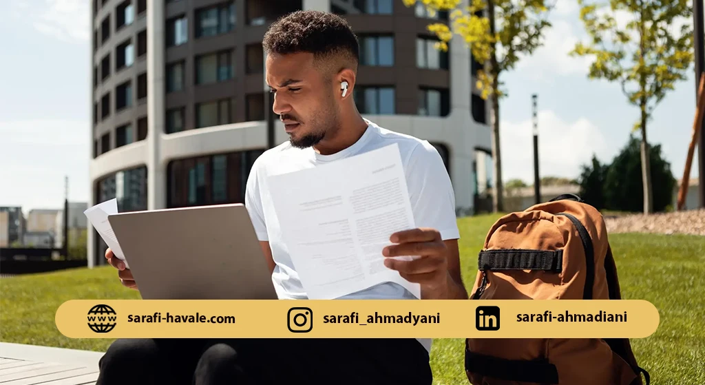 فردی در دانشگاه در حال کار با لبتاب